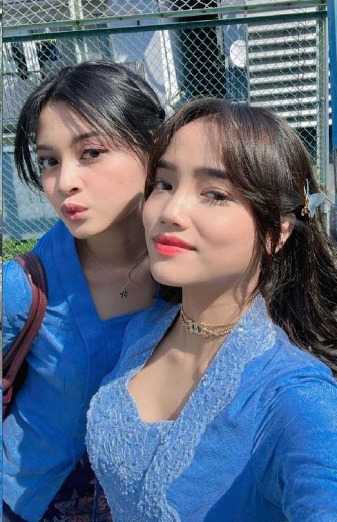 Potret Fuji Jadi Bridesmaid Azizah Salsha di Tokyo, Kode Alam Dapet Buket Bunga Pernikahan 