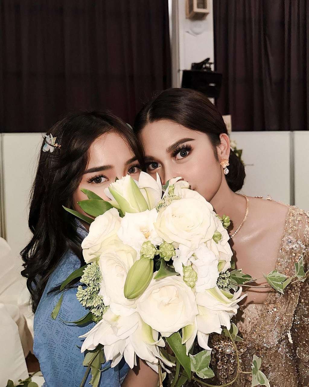 Potret Fuji Jadi Bridesmaid Azizah Salsha di Tokyo, Kode Alam Dapet Buket Bunga Pernikahan 