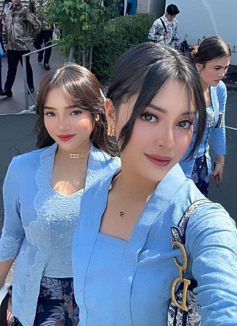 Potret Fuji Jadi Bridesmaid Azizah Salsha di Tokyo, Kode Alam Dapet Buket Bunga Pernikahan 