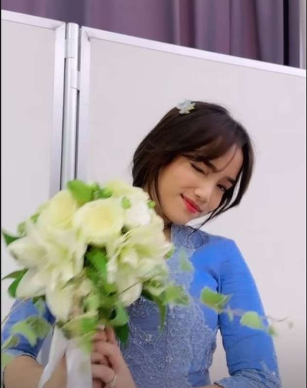 Potret Fuji Jadi Bridesmaid Azizah Salsha di Tokyo, Kode Alam Dapet Buket Bunga Pernikahan 