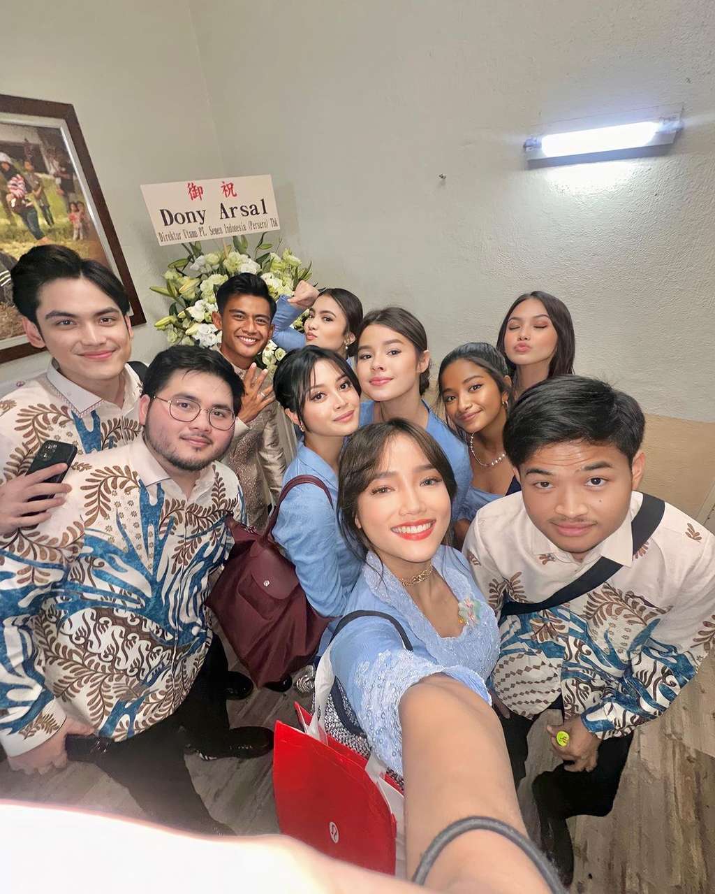 Potret Fuji Jadi Bridesmaid Azizah Salsha di Tokyo, Kode Alam Dapet Buket Bunga Pernikahan 
