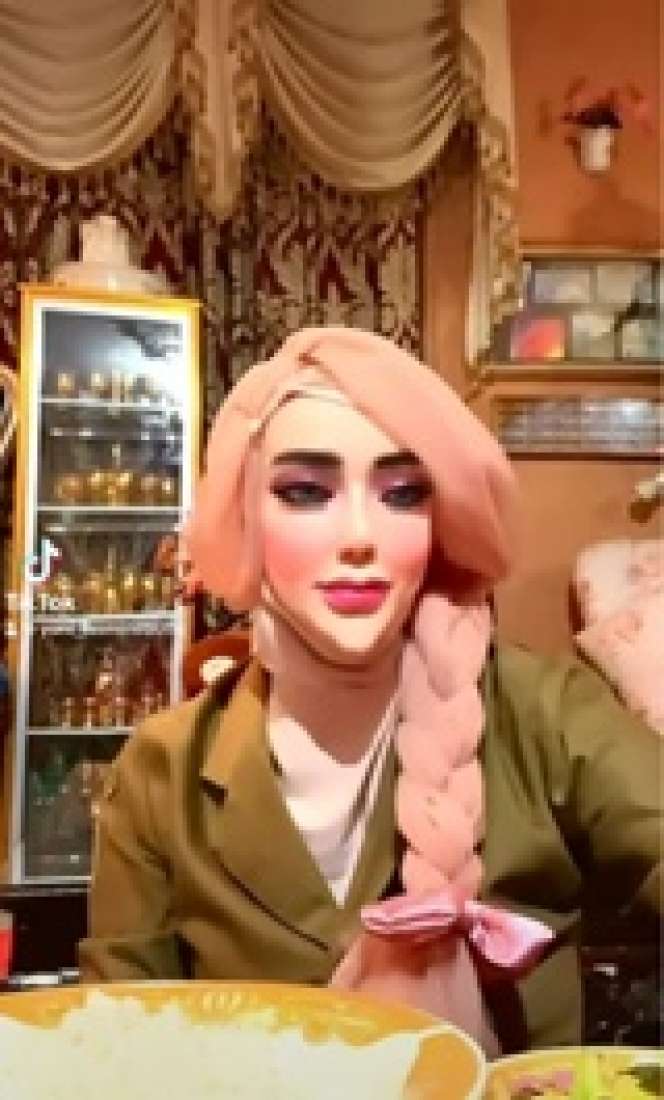 8 Potret Rumah Yuni Jasmine PNS Nyentrik Berdagu Lancip, Interiornya Mewah Bak Istana, Lengkap dengan CCTV