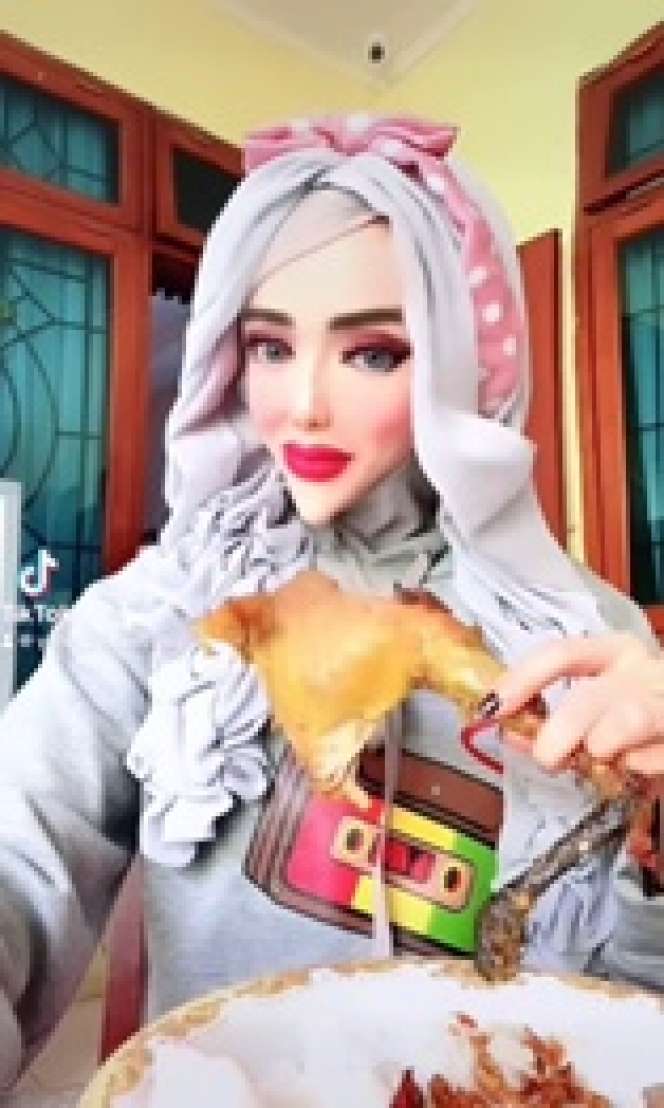 8 Potret Rumah Yuni Jasmine PNS Nyentrik Berdagu Lancip, Interiornya Mewah Bak Istana, Lengkap dengan CCTV