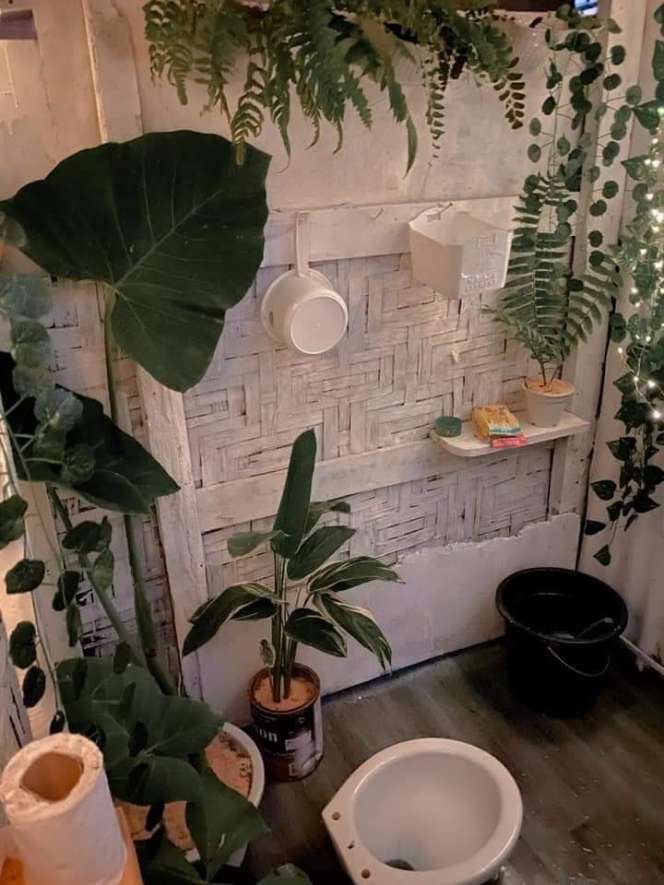 Rumah Berdinding Bambu Peyot Ini Tampak Menyedihkan, Tapi Lihat Isi Dalamnya Malah Bikin Meleyot!