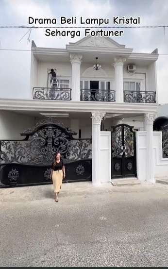 Potret Rumah Tri Wahyu Pengusaha Fashion Bermodal Awal Rp300 Ribu Kini Punya Omset Puluhan Miliar, Huniannya Super Megah Bak Istana