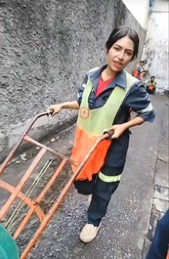 Viral, 6 Potret Perempuan Cantik Jadi Petugas Kebersihan Jalanan, Makeup sama Kukunya Bikin Salfok