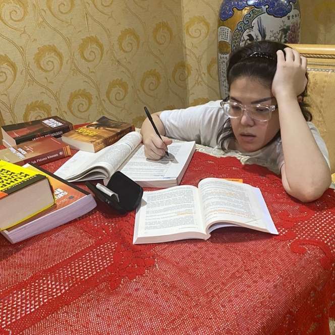 7 Potret Kamar Tina Toon Anggota DPRD DKI yang Mewah Abis, Serba Gold Kayak Kamar Putri Kerajaan