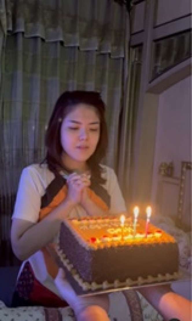 7 Potret Kamar Tina Toon Anggota DPRD DKI yang Mewah Abis, Serba Gold Kayak Kamar Putri Kerajaan