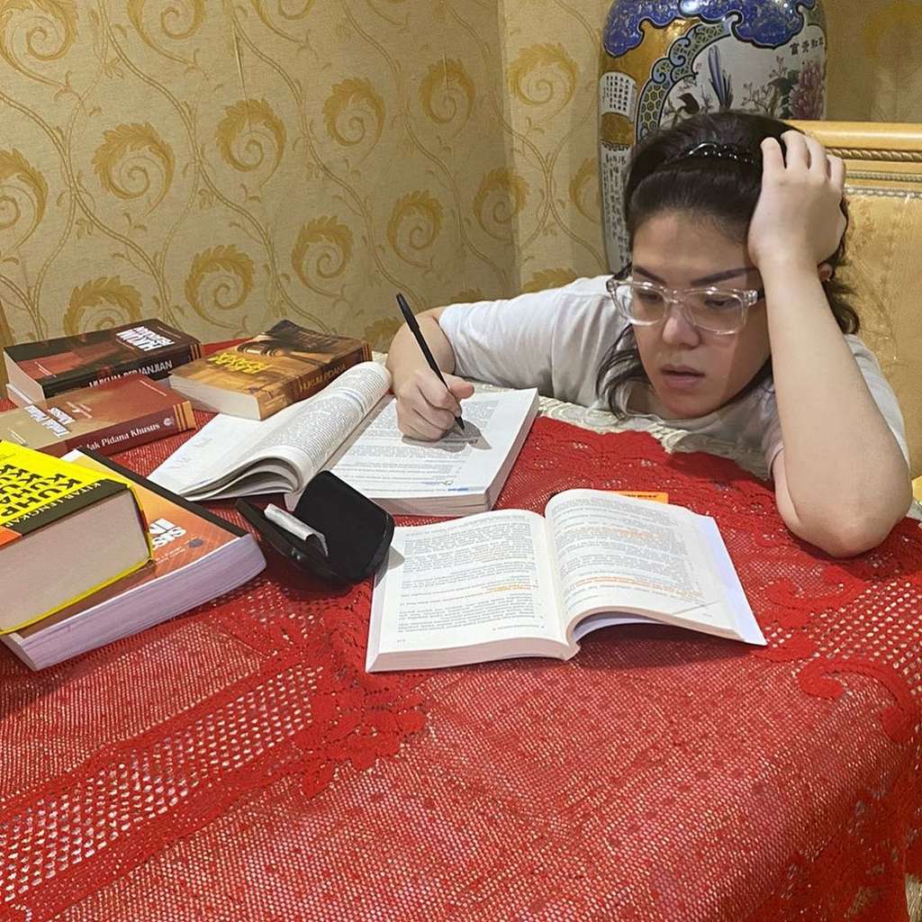 7 Potret Kamar Tina Toon Anggota DPRD DKI yang Mewah Abis, Serba Gold Kayak Kamar Putri Kerajaan