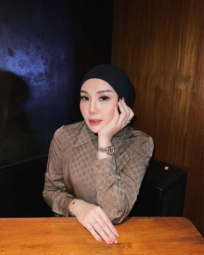 Potret Aisyah Thisia yang Dinikahi Mantan Ipar Ussy Sulistiawaty, Perbedaan Usia Jadi Sorotan!