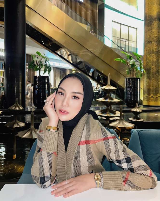 Potret Aisyah Thisia yang Dinikahi Mantan Ipar Ussy Sulistiawaty, Perbedaan Usia Jadi Sorotan!