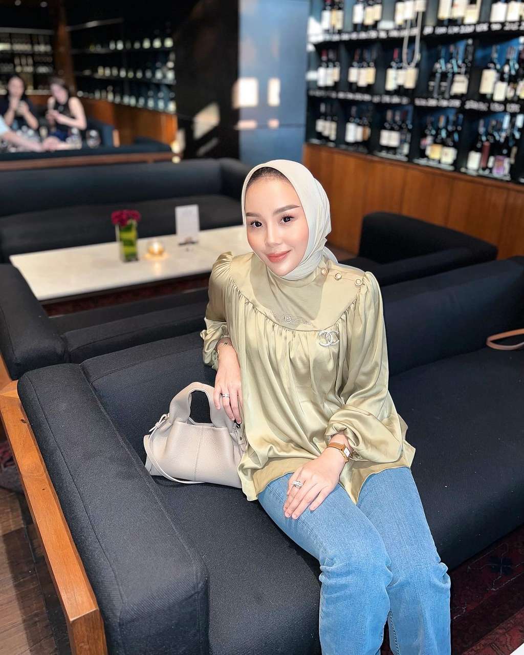 Potret Aisyah Thisia yang Dinikahi Mantan Ipar Ussy Sulistiawaty, Perbedaan Usia Jadi Sorotan!