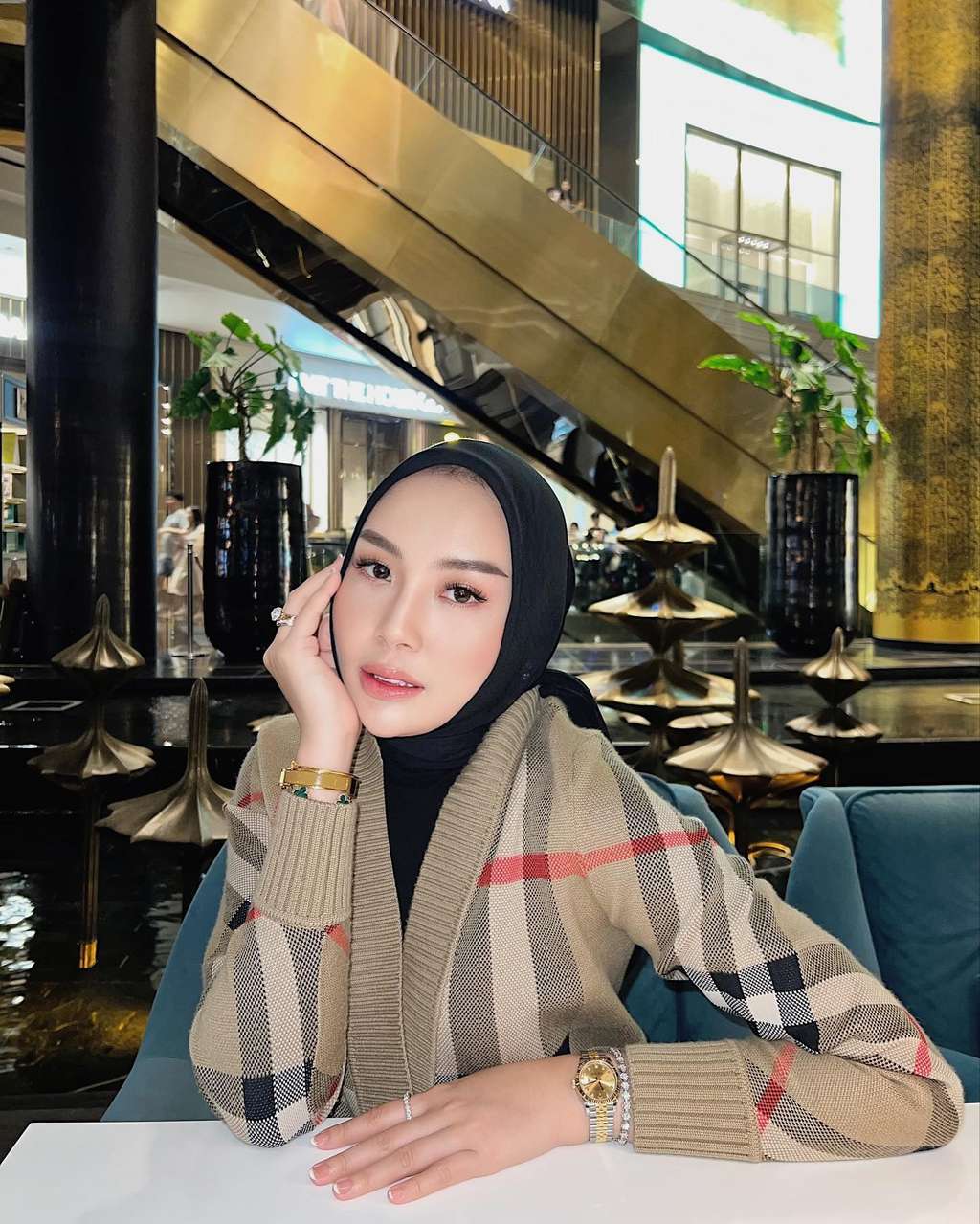 Potret Aisyah Thisia yang Dinikahi Mantan Ipar Ussy Sulistiawaty, Perbedaan Usia Jadi Sorotan!