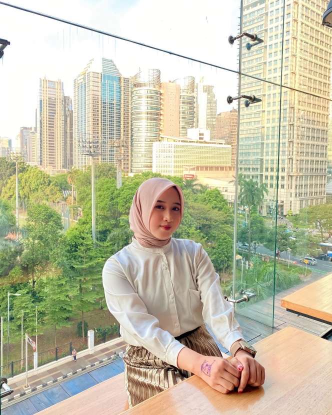 Masih Ingat Nur Aini Gadis Cantik yang Dulu Viral Jadi Kuli Angkat Semen? Kini Kabarnya Mengejutkan