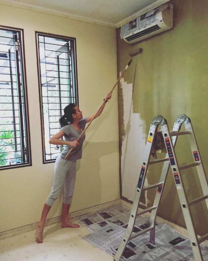 Potret Para Artis Cantik Ngecat Rumah Sendiri, Hasilnya Bikin Kaget