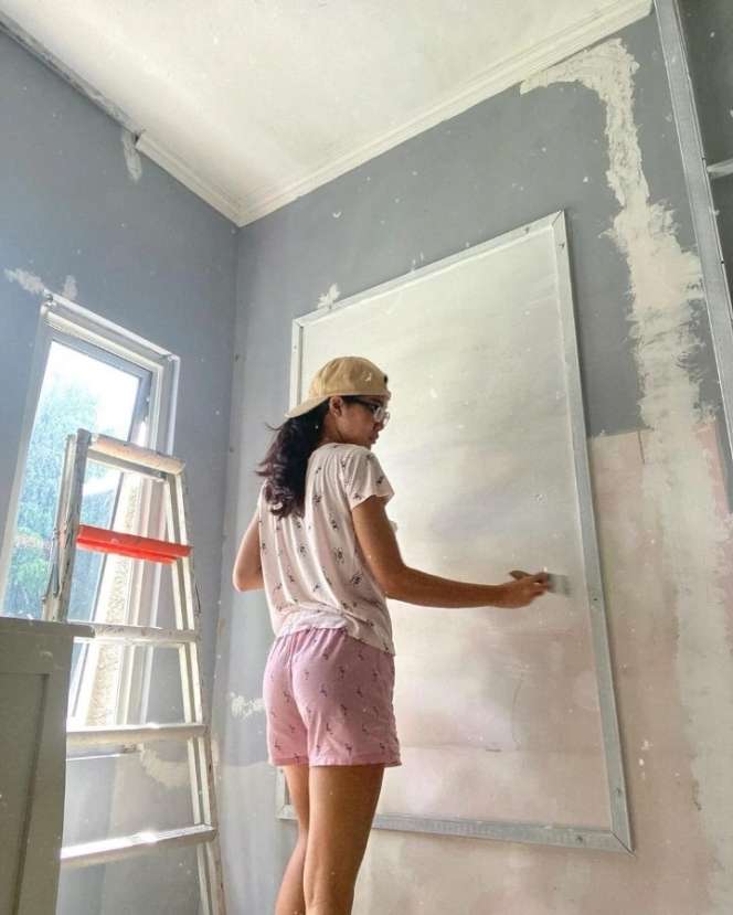 Potret Para Artis Cantik Ngecat Rumah Sendiri, Hasilnya Bikin Kaget
