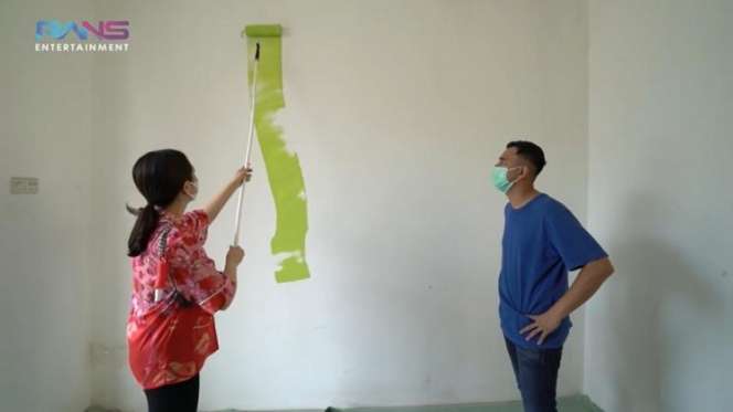 Potret Para Artis Cantik Ngecat Rumah Sendiri, Hasilnya Bikin Kaget