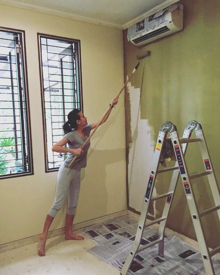 Potret Para Artis Cantik Ngecat Rumah Sendiri, Hasilnya Bikin Kaget