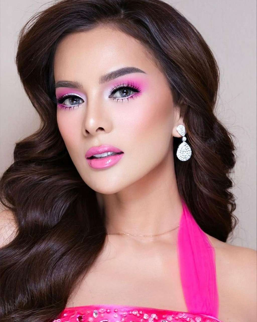 Potret Astrid Tiar Tampil dengan Makeup Pink, Bak Barbie Hidup