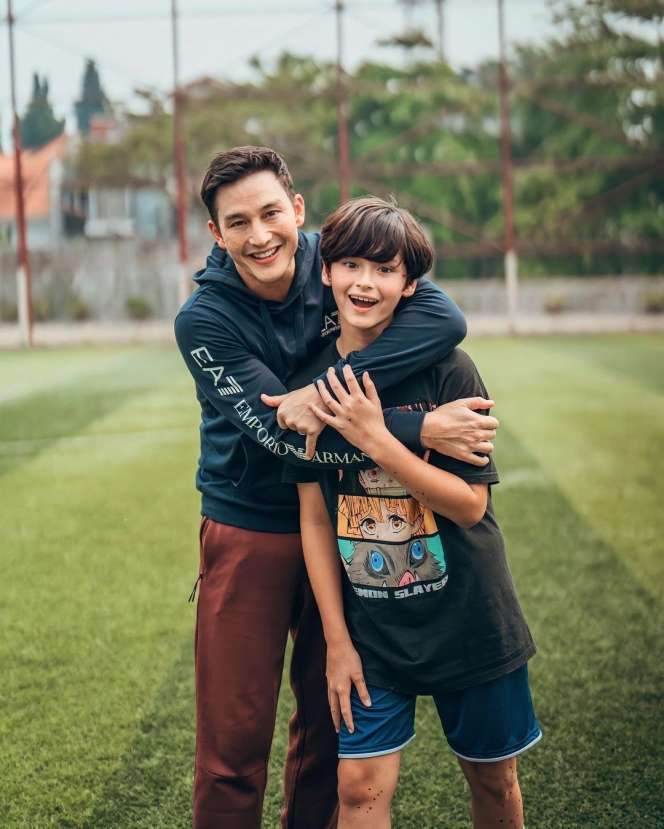 Bocah Berambut Mangkuk Ini Pernah Menikah dengan Aktris Cantik Cuma Bertahan 2 Tahun, Sekarang Punya Istri Lagi yang Bedanya 14 Tahun