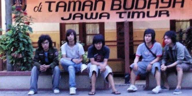 Pernah Dibayar Nasi Goreng Hingga Tidur Beralaskan Tikar, Kini Vokalis Band Ternama Ini Tinggal di Rumah Mewah Seharga Rp20 Miliar