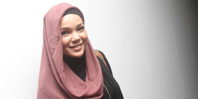 Dewi Sandra Yang Kian Cantik Dengan Hijab Pilihannya