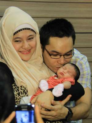 Marshanda Berlebaran Bareng Ayah dan Mantan Suami