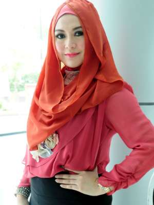 Di Balik Keputusan Besar Eddies Adelia Berhijab