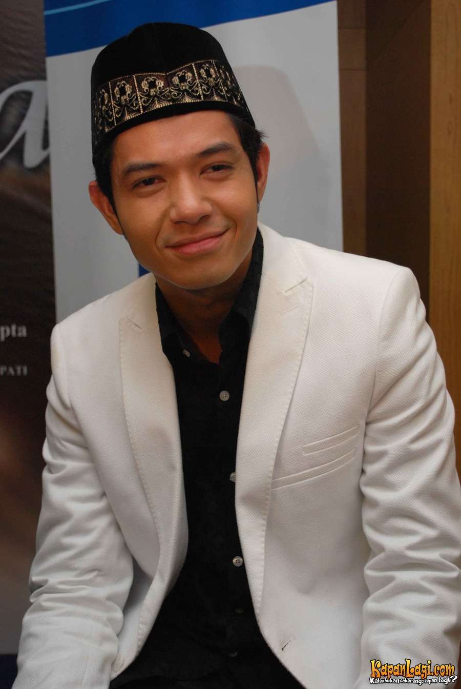 Foto Dude Herlino, Keren Bergaya Santri