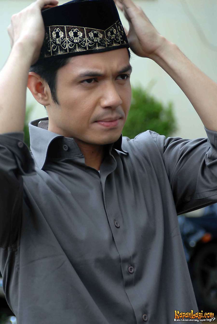 Foto Dude Herlino, Keren Bergaya Santri