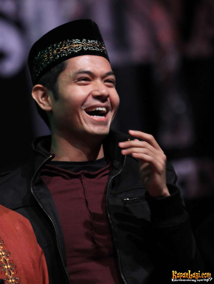 Foto Dude Herlino, Keren Bergaya Santri