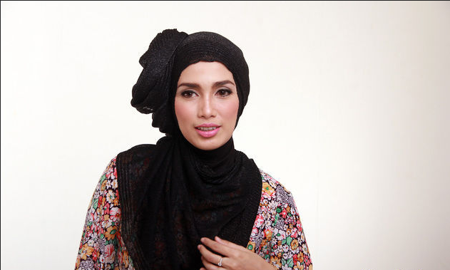 Foto Ussy Sulistiawaty Saat Berhijab