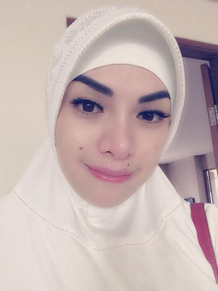 Nikita Mirzani Berbusana Muslim Serba Putih