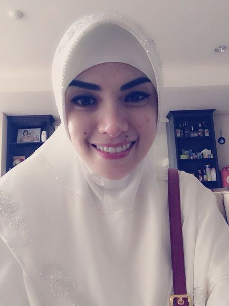 Nikita Mirzani Berbusana Muslim Serba Putih