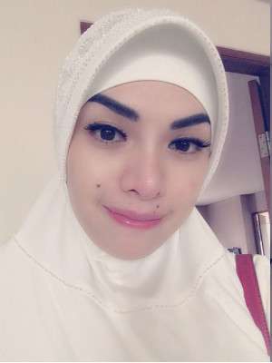 Nikita Mirzani Berbusana Muslim Serba Putih