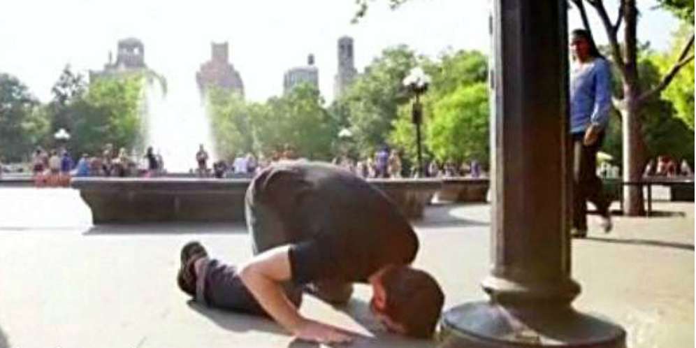Potret Mualaf AS: Salat di Depan Starbucks