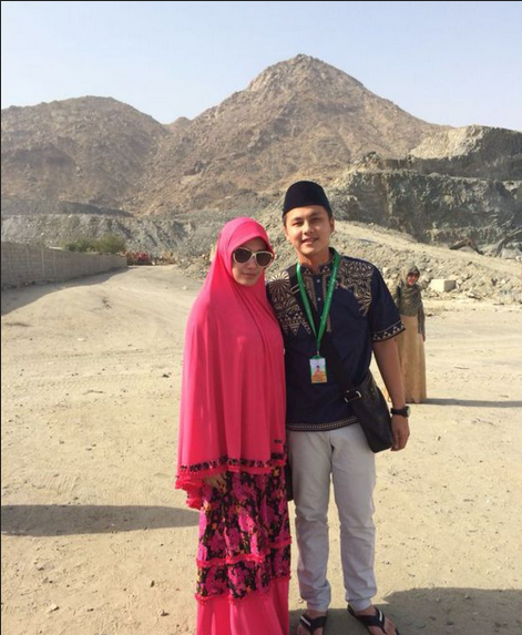 Ussy-Andhika Pratama Berangkat Umrah Bersama