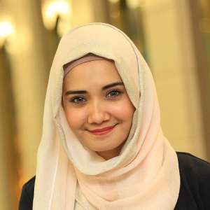 Cantik Elegan Ala Zaskia Sungkar