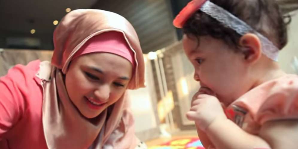 Video : Gaya Marshanda Berdua dengan Buah Hati