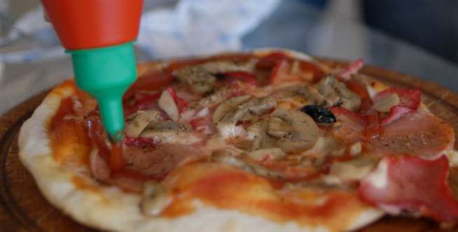 Pizza dengan saus tomat