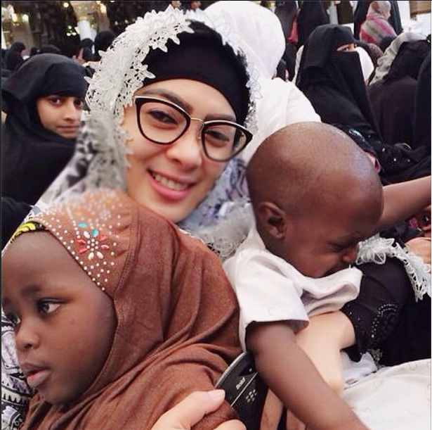 Gaya Syahrini Saat Jalani Ibadah Umroh