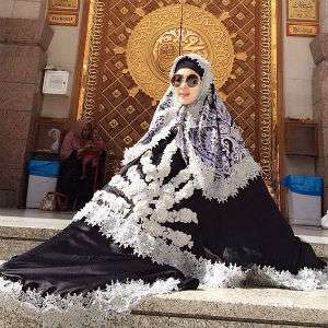 Gaya Syahrini Saat Jalani Ibadah Umroh