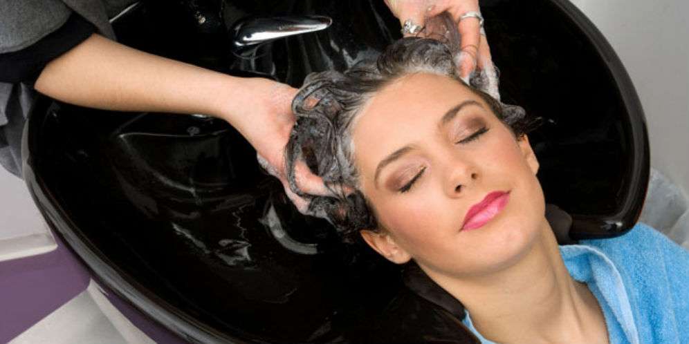 Keseringan Keramas Picu Berkurangnya Minyak Rambut Alami