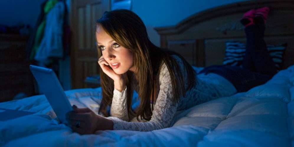 Jangan Mainan Ponsel Saat Mau Tidur, Mengapa?