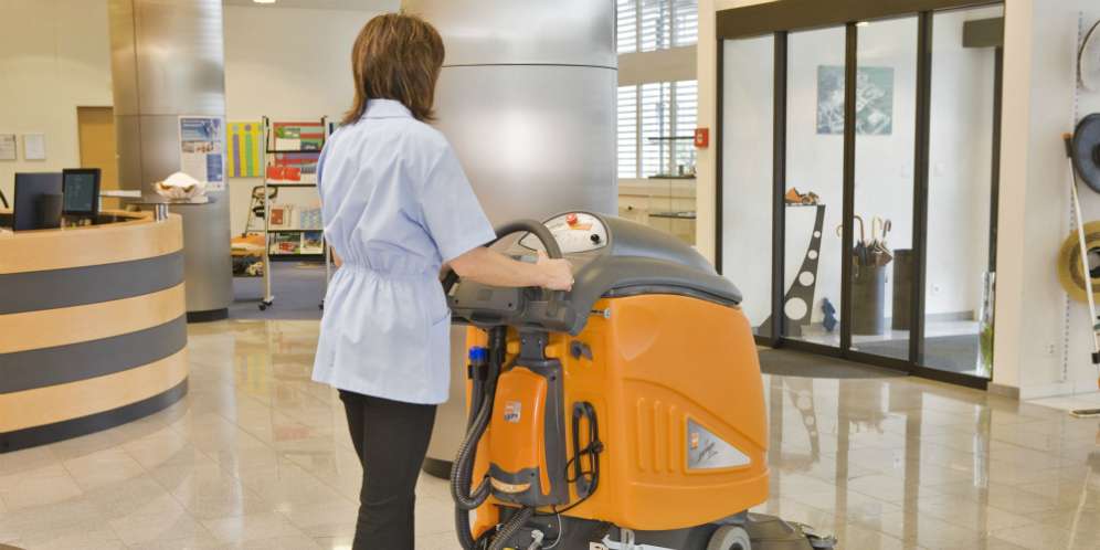 Demi Suami, Dokter Ini Rela Jadi Cleaning Servis Demi Suami, Dokter Ini Rela Jadi Cleaning Servis