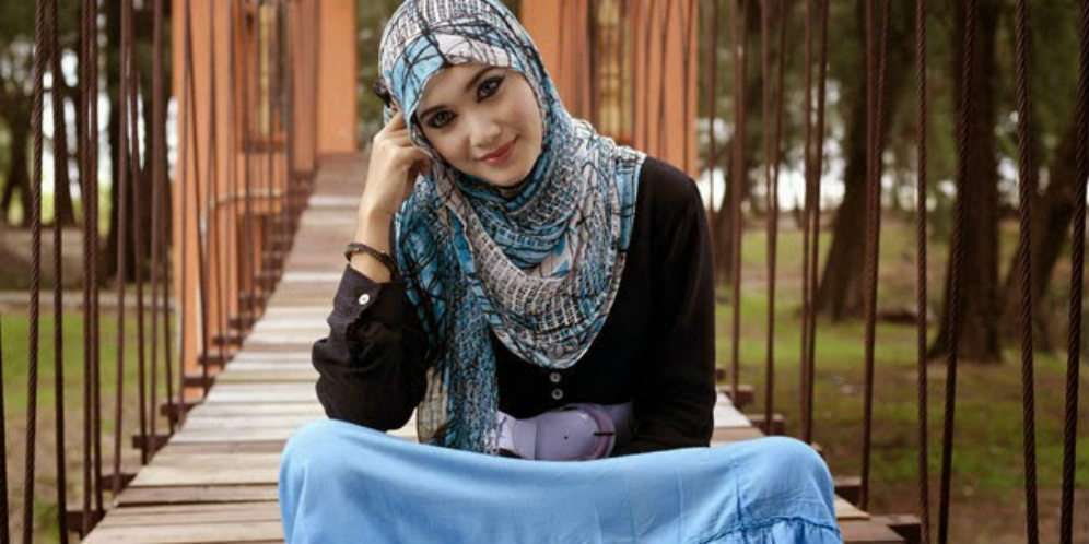 10 Tips Perawatan Rambut Berhijab