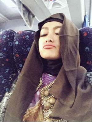 Julia Perez Kebingungan Pakai Kerudung
