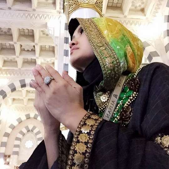Begini Gaya Julia Perez Umroh