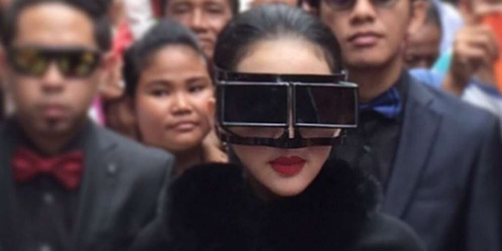 Bergaya 'Nyeleneh', Syahrini Siap Saingi Lady Gaga