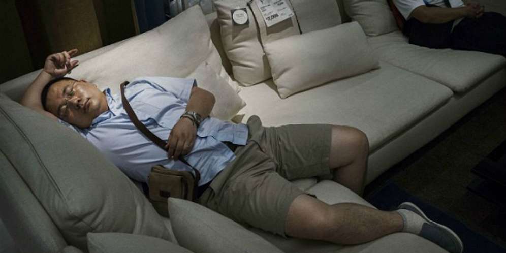 Pengunjung Kerap Tidur di Sofa, IKEA Tiongkok Kesal